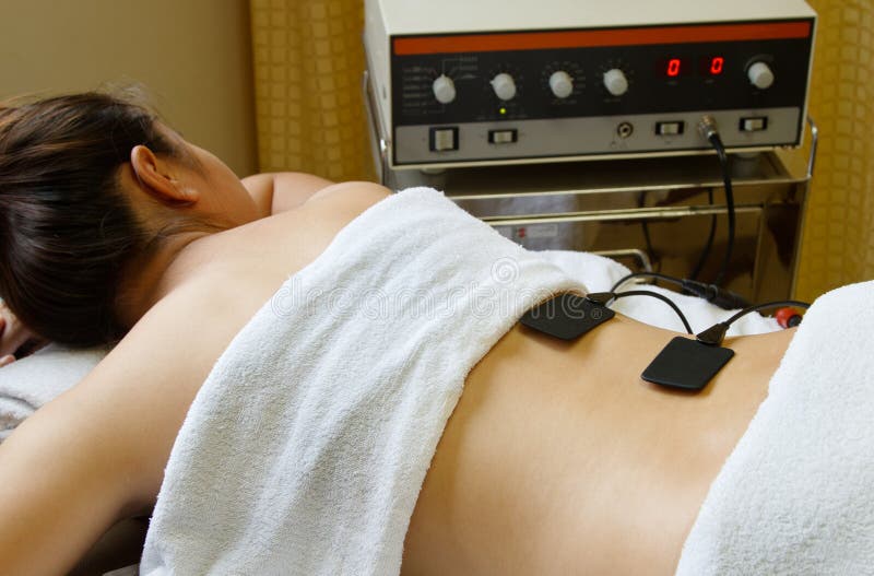 Femme obtenant la physiothérapie avec le stim eletrical image stock Femme obtenant la physiothérapie avec le stim eletrical image stock