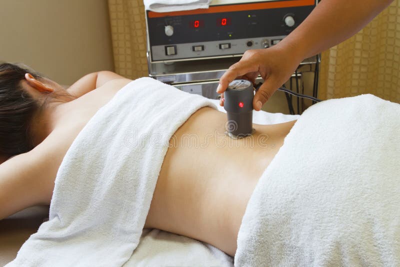 Femme obtenant la physiothérapie, traitement avec l'ultr photo stock Femme obtenant la physiothérapie, traitement avec l'ultr photo stock