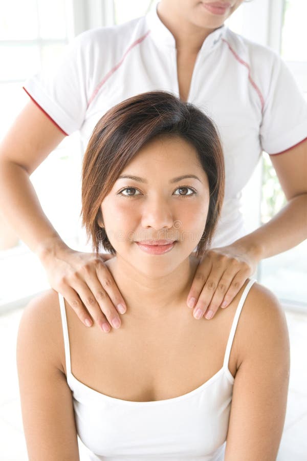 Femme obtenant un massage d'épaule photos libres de droits Femme obtenant un massage d'épaule photos libres de droits