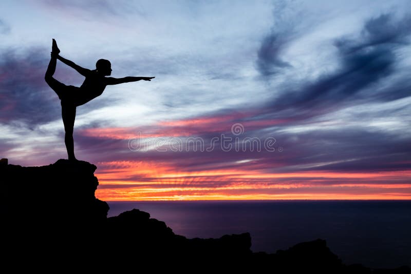 Femme, océan et coucher du soleil de yoga photos libres de droits Femme, océan et coucher du soleil de yoga photos libres de droits