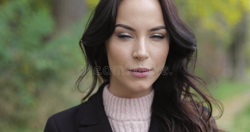 Femme par espièglerie de sourire en parc