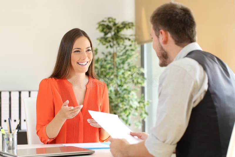 Femme parlant dans une entrevue d'emploi image libre de droits