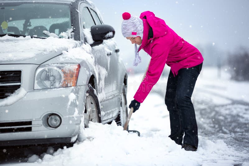 pelle à neige en plastique devant une voiture enneigée au matin d'hiver  ensoleillé 12633806 Photo de stock chez Vecteezy