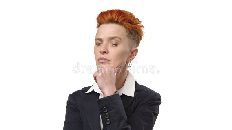 Femme pensive avec cheveux rouge vif profonde pensée en costume classique banque de vidéos