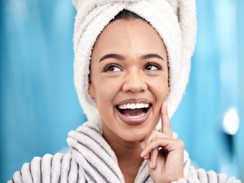 Femme pensée et soin naturel dans la salle de bain avec des idées pour la douche du matin coton serviette et la peau brillant. Fem images stock