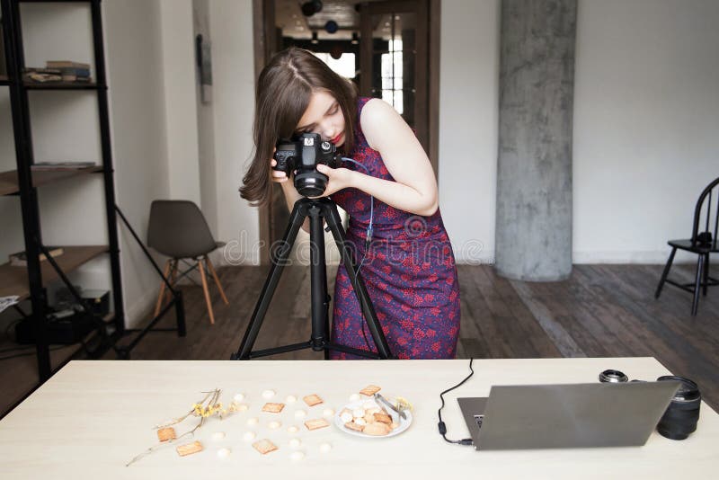 Download Femme Photographiant Des Biscuits Réglés Dans Le Studio Photo stock - Image du adulte, brunette: 77152336