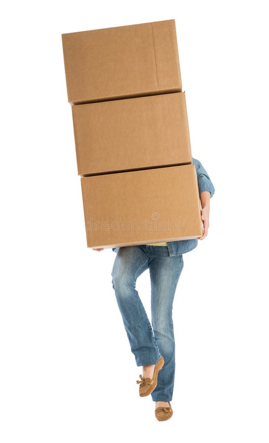 Femme portant les boîtes en carton empilées tout en se tenant sur une jambe image stock Femme portant les boîtes en carton empilées tout en se tenant sur une jambe image stock