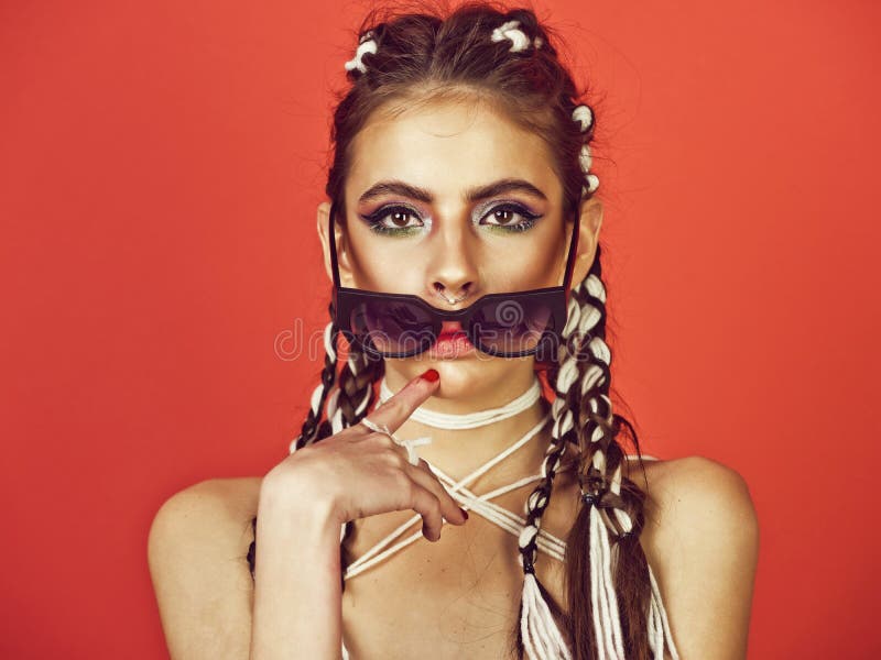 Femme posant avec les lunettes de soleil élégantes images stock Femme posant avec les lunettes de soleil élégantes images stock