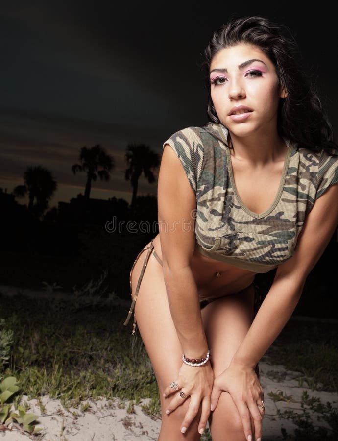 Femme posant dans les dunes photographie stock