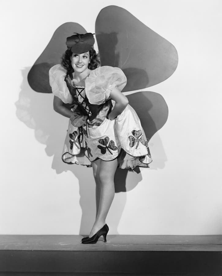 Femme posant devant le grand oxalide petite oseille (toutes les personnes représentées ne sont pas plus long vivantes et aucun do image stock Femme posant devant le grand oxalide petite oseille (toutes les personnes représentées ne sont pas plus long vivantes et aucun do image stock