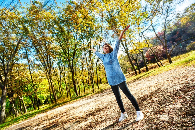 Femme positive en parc photo libre de droits Femme positive en parc photo libre de droits