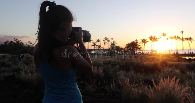 Femme prenant des photos sur la plage paradisiaque coucher de soleil avec palmiers tropicaux. vacances d'été vacances vacances esc