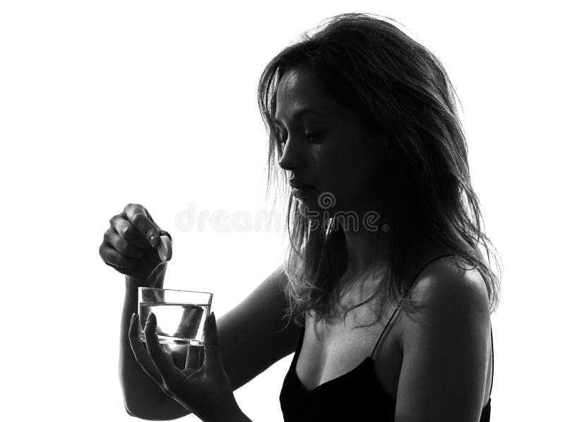 Femme prenant la silhouette effervescente de portrait de médecine image libre de droits Femme prenant la silhouette effervescente de portrait de médecine image libre de droits