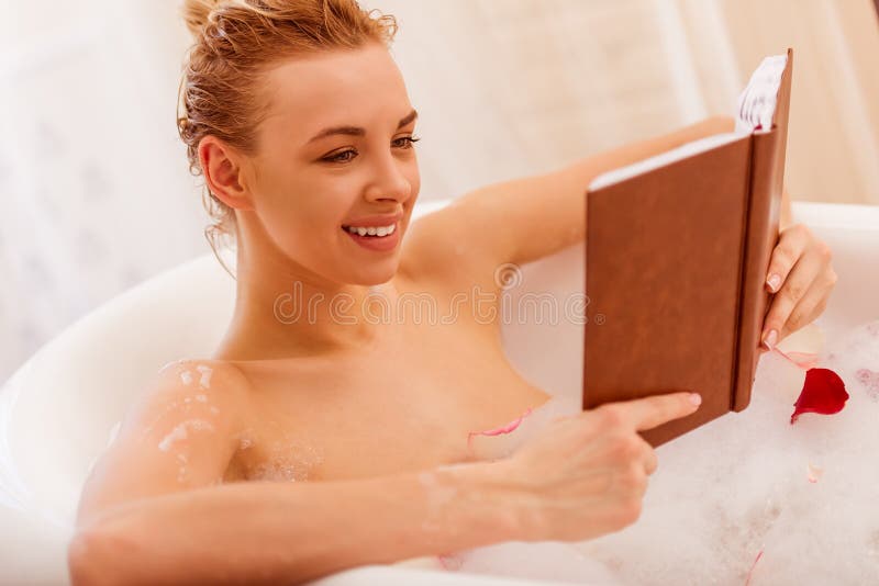 Femme prenant un bain photos libres de droits Femme prenant un bain photos libres de droits