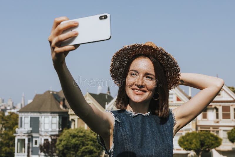 Femme prenant un selfie avec les dames peintes de San Francisco, Etats-Unis images libres de droits Femme prenant un selfie avec les dames peintes de San Francisco, Etats-Unis images libres de droits