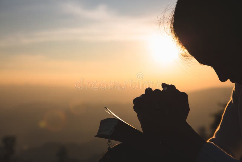 Femme priant le matin sur le fond de lever de soleil Concept du christianisme Priez le fond Concept d'amour d'espoir de foi