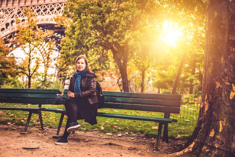 Femme près de Tour Eiffel dans la chute photos stock Femme près de Tour Eiffel dans la chute photos stock