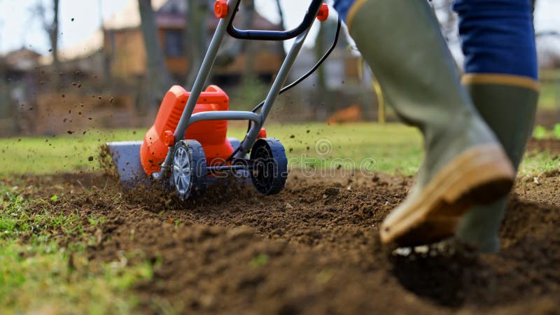 Femme préparant des lits de jardin pour la plantation. Rotovator tiller rotatif ou mini-cultivateur. clips vidéos