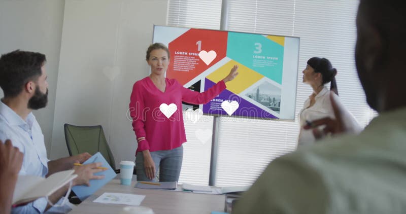 Femme présentatrice gestant vers l'écran pendant la réunion de bureau affichant des graphiques animés banque de vidéos