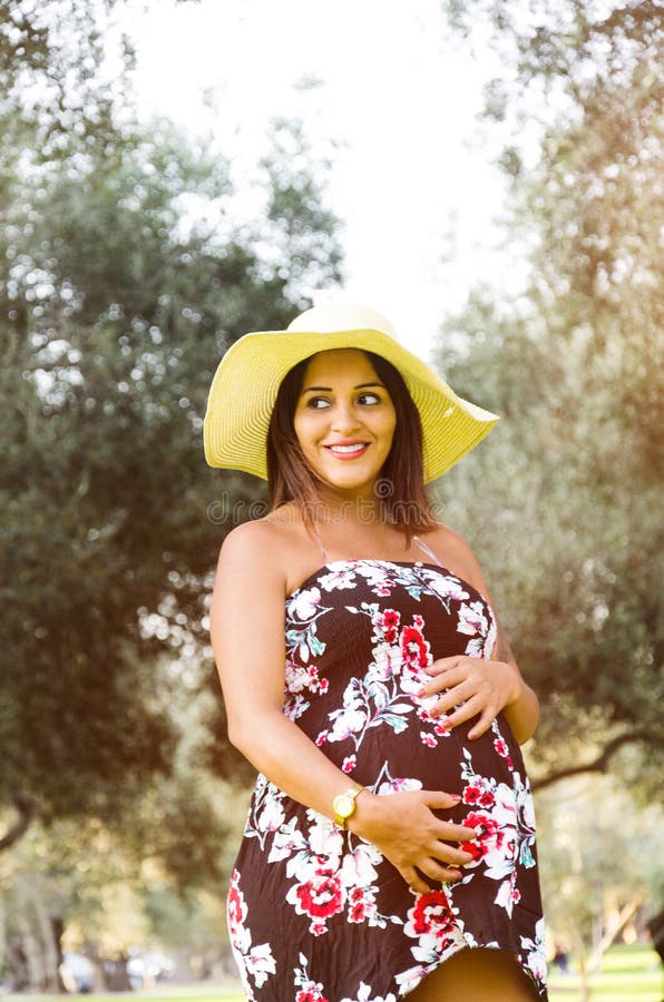 Femme péruvienne enceinte dans une forêt, belle jeune fille péruvienne attendant un enfant image stock Femme péruvienne enceinte dans une forêt, belle jeune fille péruvienne attendant un enfant image stock