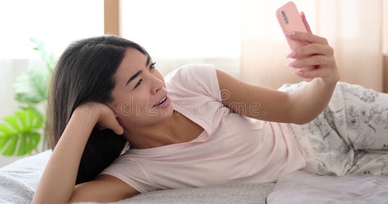 Femme qui parle sur la discussion visuelle au lit banque de vidéos