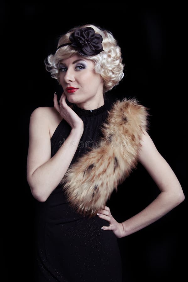 Femme Des Années 1920 Avec Boa Blanc Image stock - Image du gatsby,  verticale: 273872327