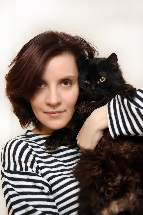 Femme R Avec Un Chat Noir Dans Des Ses Bras Photo Stock Image Du Chat Woolen Femme R Avec Un Chat Noir Dans Des Ses Bras Photo Stock Image Du Chat Woolen