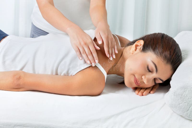 Femme recevant le massage arrière photos libres de droits Femme recevant le massage arrière photos libres de droits