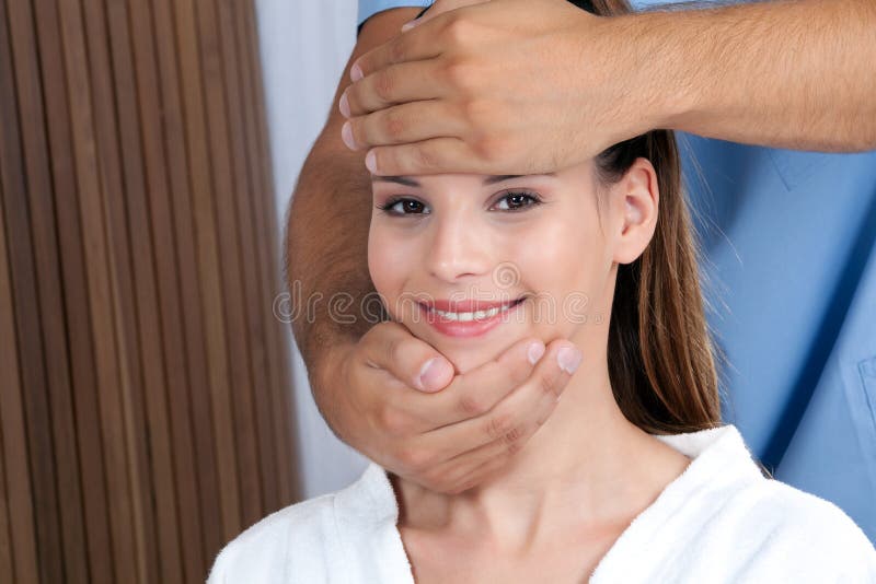 Femme recevant un massage de visage photo stock Femme recevant un massage de visage photo stock