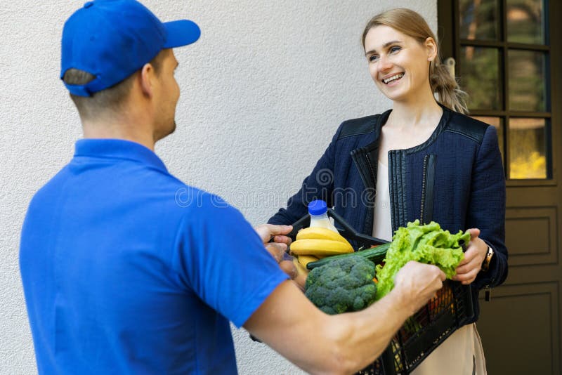 Femme Recevoir En Ligne Boîte De Commande D'épicerie Du ...