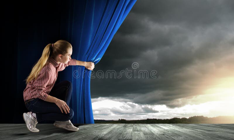Femme regardant du rideau photo stock Femme regardant du rideau photo stock