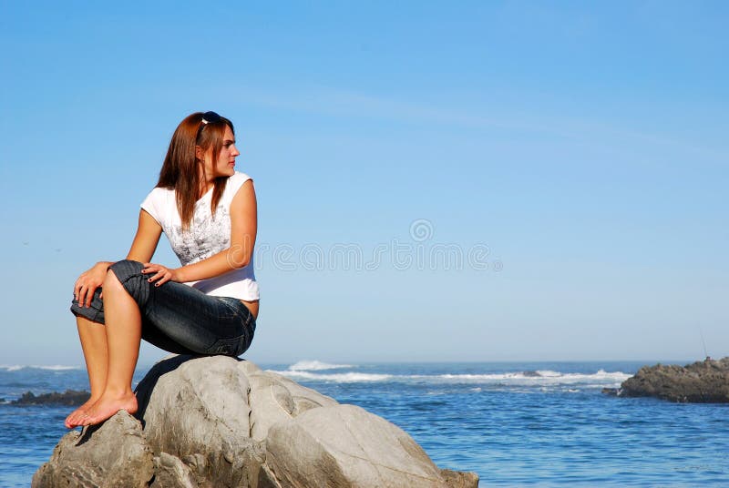 Femme regardant en arrière photographie stock libre de droits
