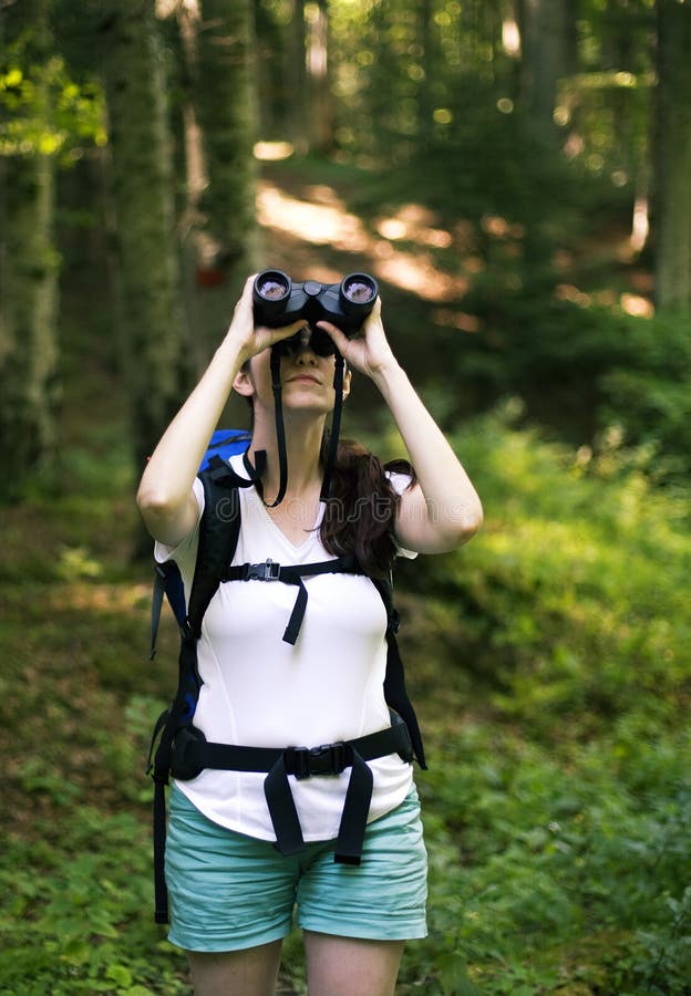 Femme regardant par les jumelles photo libre de droits Femme regardant par les jumelles photo libre de droits