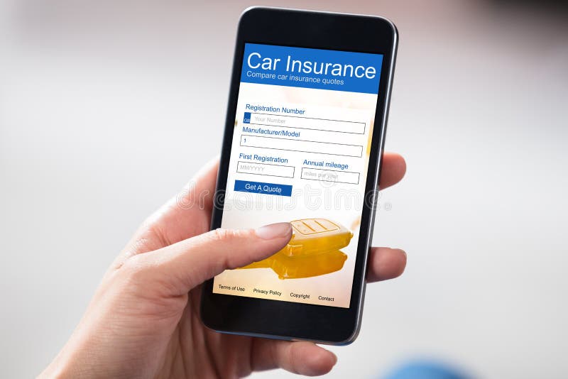 Femme remplissant un formulaire d'assurance auto images libres de droits