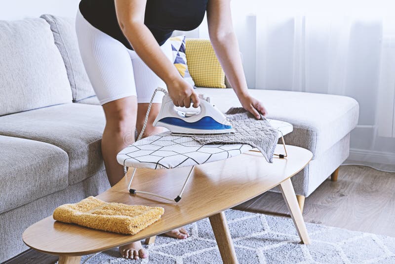 Femme Repassage Petite Planche à Repasser Sur Table Salon Clair Image stock  - Image du repasser, appartements: 227769355