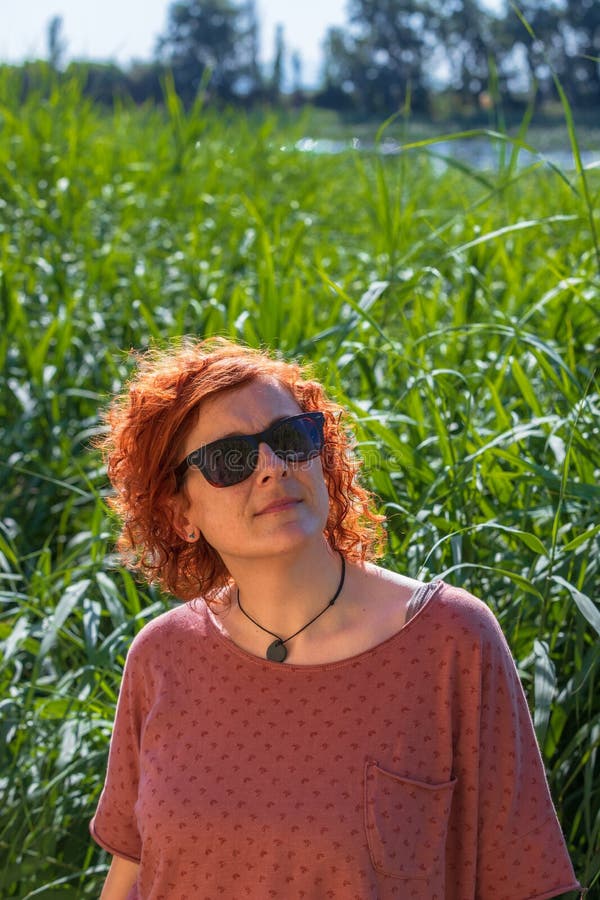 Femme rousse observant le ciel photo libre de droits Femme rousse observant le ciel photo libre de droits