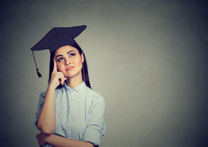 Femme réfléchie d'étudiant de troisième cycle dans la robe de chapeau recherchant pensante image libre de droits