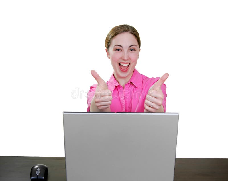 Femme réussi heureux à l'ordinateur portatif