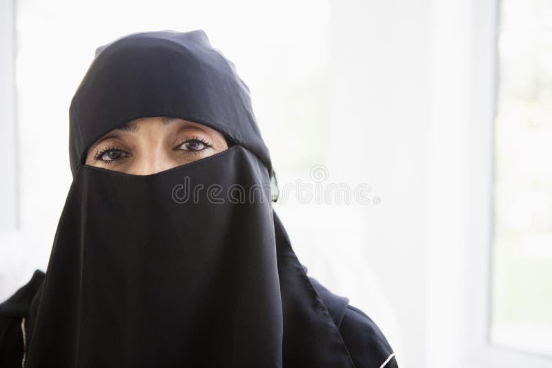 femme s'usant de verticale moyenne orientale noire photo libre de droits femme s'usant de verticale moyenne orientale noire photo libre de droits