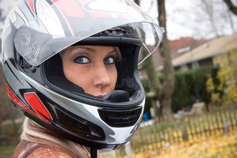 femme s'usante de casque photo libre de droits femme s'usante de casque photo libre de droits