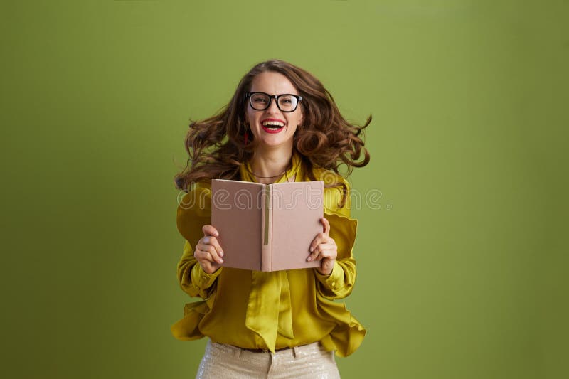 Femme saine et souriante dans la chemise verte et lunettes sur le vert photo libre de droits