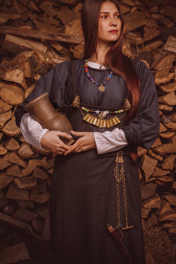 Femme scandinave dans le costume historique image libre de droits Femme scandinave dans le costume historique image libre de droits