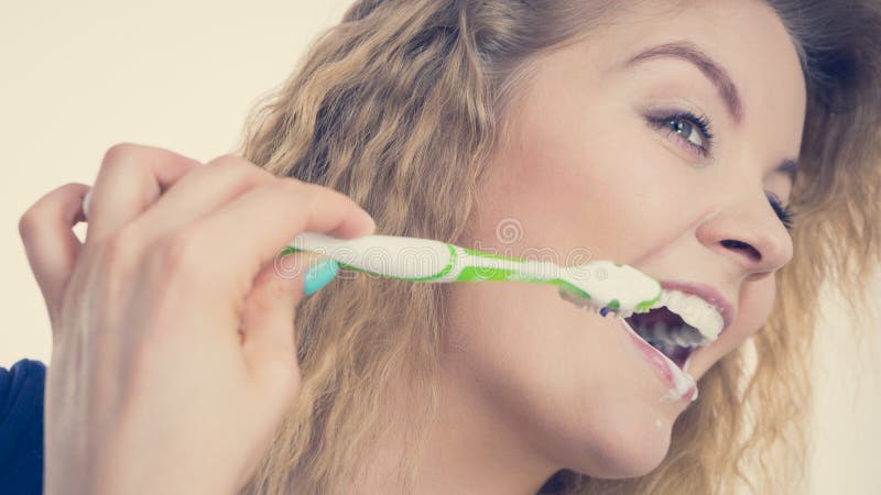Femme se brossant les dents photo libre de droits