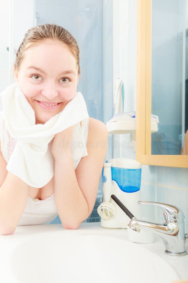 Femme se lavant le visage avec de l'eau l'eau propre dans la salle de bains images stock Femme se lavant le visage avec de l'eau l'eau propre dans la salle de bains images stock