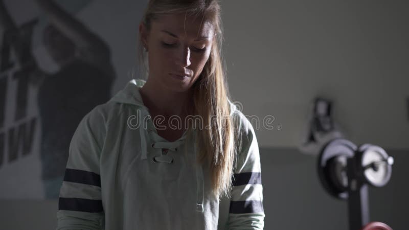 Femme se préparant à son exercice d'entraînement clips vidéos