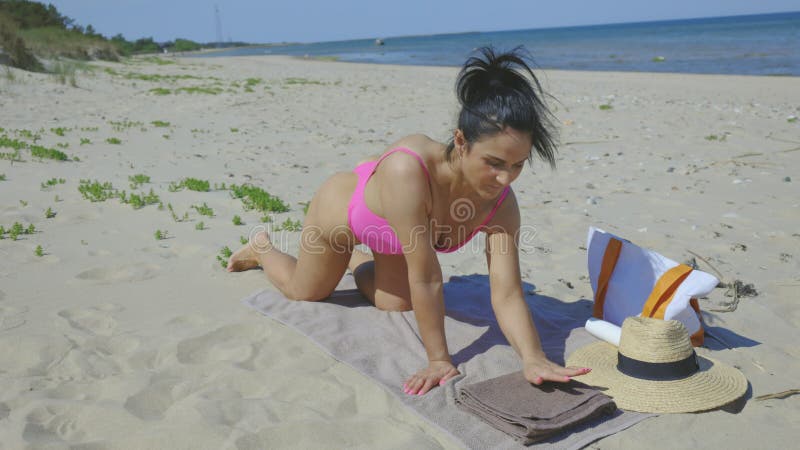 Femme se relaxer sur la plage de sable