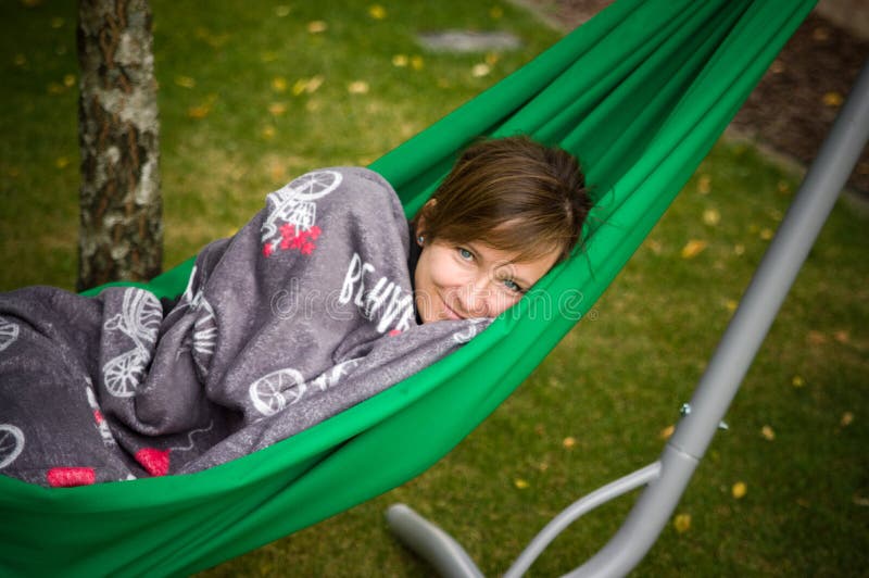 Femme se reposant dans l'hamac vert image libre de droits Femme se reposant dans l'hamac vert image libre de droits
