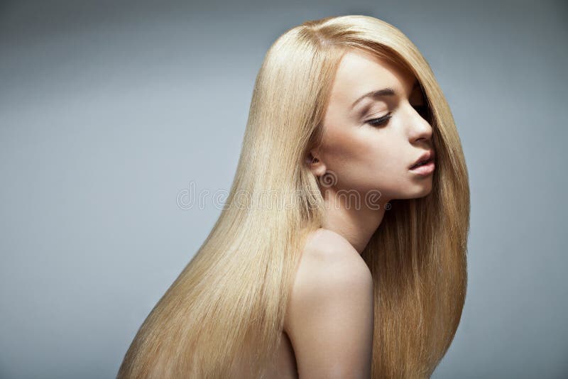 Femme sensuelle avec de longs cheveux blonds droits brillants image libre de droits Femme sensuelle avec de longs cheveux blonds droits brillants image libre de droits