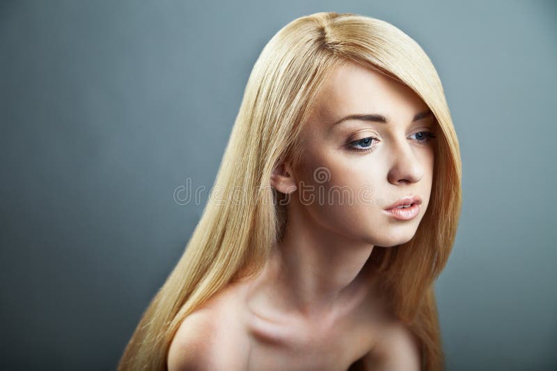 Femme sensuelle avec de longs cheveux blonds droits brillants image stock Femme sensuelle avec de longs cheveux blonds droits brillants image stock