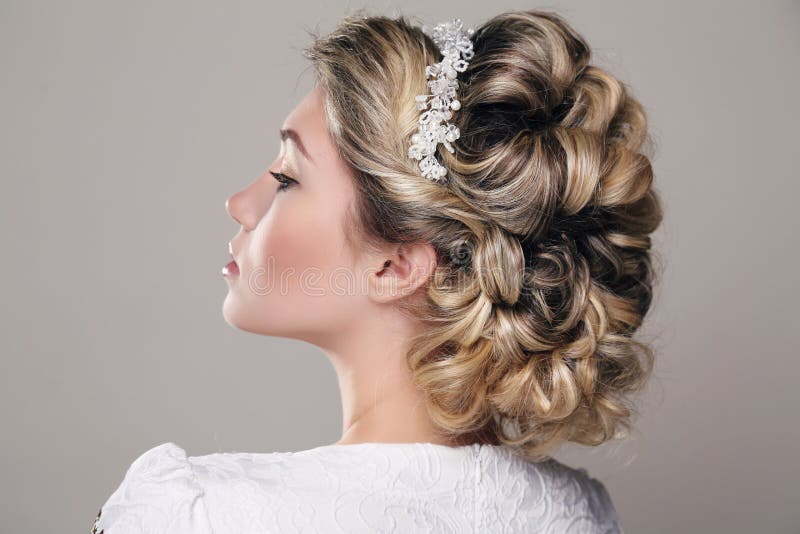 Femme sensuelle avec les cheveux blonds et la coiffure élégante photos stock Femme sensuelle avec les cheveux blonds et la coiffure élégante photos stock